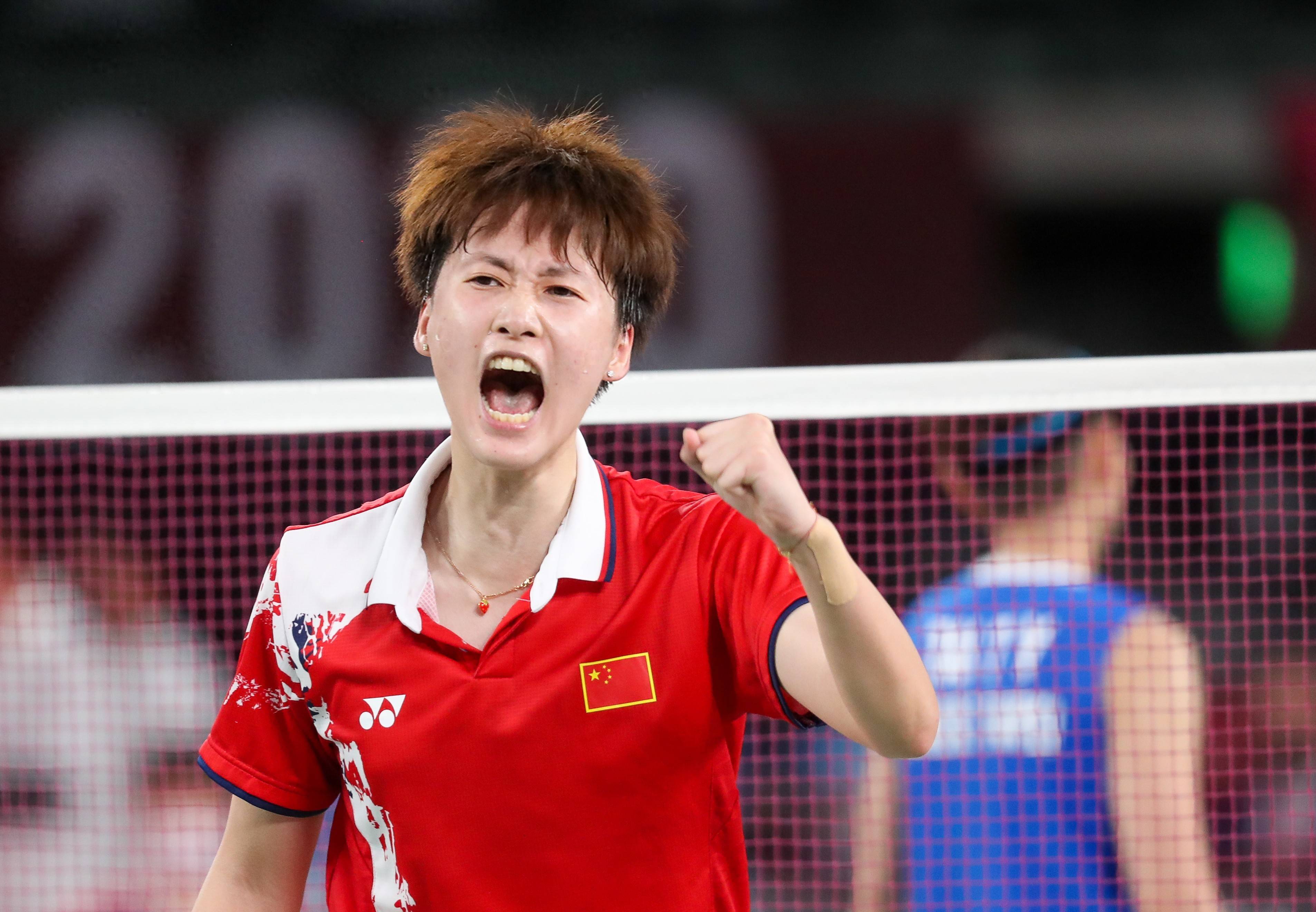 电竞国家队在比赛中受伤退赛，中国女排主帅表示担忧